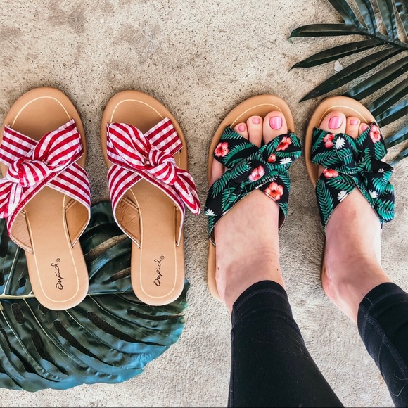 Red and white sandals - Picture 4 of 4